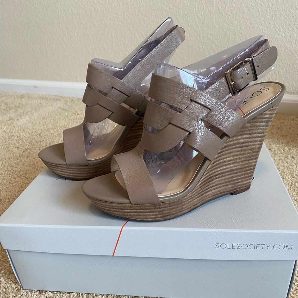 BNIB Sole Society Jenny Wedge Taupe Sandal, 7.5
